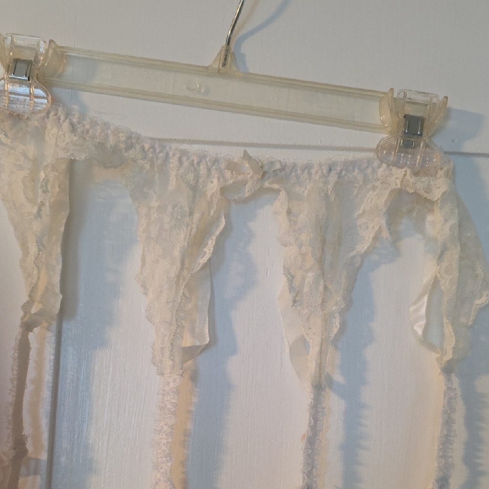 Frederick's of Hollywood Cream Lace Garter Belt